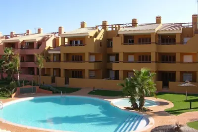 Image de Appartement rez de chaussée, wifi gratuit, patio, vue sur la piscine.