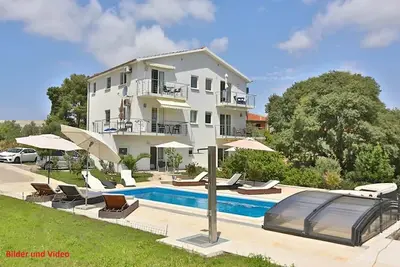 Villa de luxe avec piscine privée chauffée et vue sur la mer