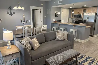 Image de Condo droit sur le quai de Baytowne! Terrasse donnant sur la piscine! Grands tarifs d'hiver!