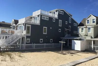 Image de Ocean Front, Maison unifamiliale avec 5 chambres, 4 salles de bains et 4 grandes terrasses