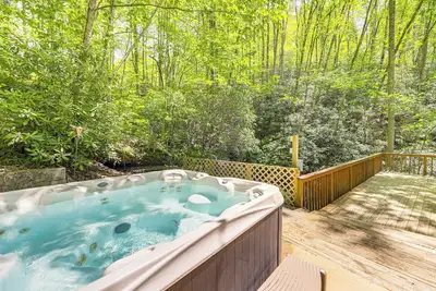 Image de Bryson City Cottage avec bain Ă remous et vue sur la cascade!