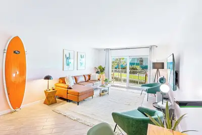 Image de Escapade spacieuse récemment rénovée avec vue sur l'océan!