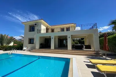 Image de Ne cherchez pas plus loin, vous avez trouvé une belle villa avec vue sur la mer et la montagne