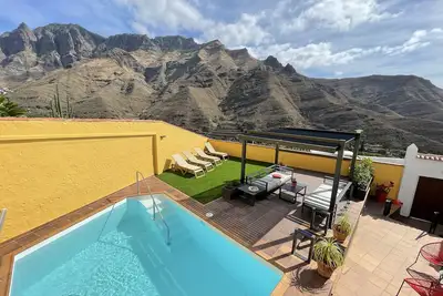 Image de Maison Avec Piscine Et Jacuzzi. Idéal pour grande famille. Belles vues, Wifi
