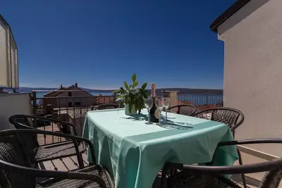 Image de Appartement de deux chambres avec la terrasse et la vue sur le mer Crikvenica (A-12116-c)