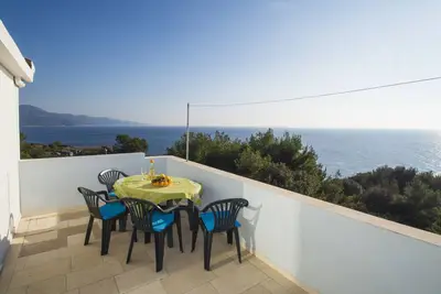 Image de Appartement de deux chambres avec la terrasse et la vue sur le mer Zavalatica, Korcula (A-247-e)