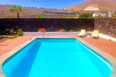 Image de Une vue magnifique sur la mer et les volcans. Casa Isabel
