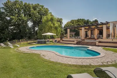 Image de Belle maison de vacances avec piscine privée et vue panoramique sur le lac de Bolsena.