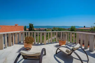 Image de Maison avec jardin et terrasse sur le toit, Ă seulement 2 km de la mer