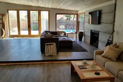 Image de Ranch moderne détendu avec piscine et artistes
