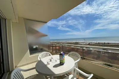 Image de Appartement familial à 50m de la plage avec parking privé, balcon et lave-linge