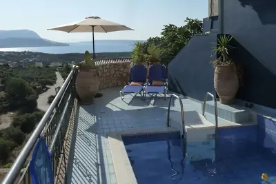 Image de Charmante villa située dans la région de La Canée avec vue panoramique sur la mer et piscine privée. 5 personnes