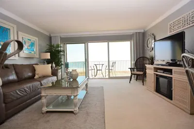 Image de Spacieux et confortable condo de 1 chambre en bord de mer avec WiFi gratuit, adorable décor côtier et une vue imprenable sur l'océan situé dans le centre-ville, à quelques pas de la plage!