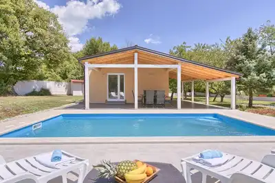 Noelene - maison confortable, piscine privée, barbecue, quartier calme, intimité