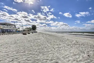 Image de St. Pete Condo avec piscine chauffée - à pied de la plage!