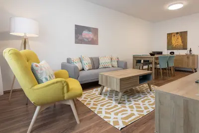 Image de Suite moderne et calme de 2 chambres avec terrasse spacieuse \/ à proximité de la ligne de métro # 8of10