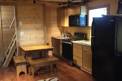 Image de Authentique maison en rondins de Fairbanks avec salle de bains, cuisine et véranda