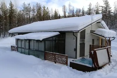 Image de Villa moderne Lumikko avec bain à remous extérieur.