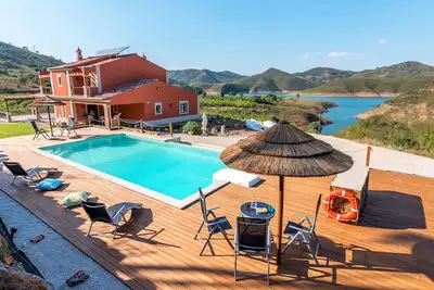Image de Luxueuse villa avec piscine et paysage lacustre idyllique
