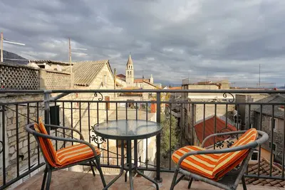 Appartement de deux chambres avec le balcon et la vue sur le mer Kastel Kambelovac, Kastela (A-8679-a)