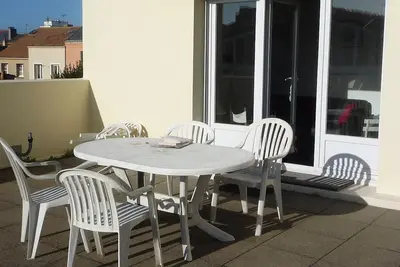 Image de Bel appartement T3 rénové avec terrasse, à 200m de la plage, WiFi