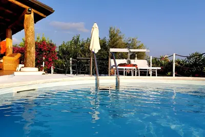 Image de The Shell House avec piscine privée - à 1 Km de la plage