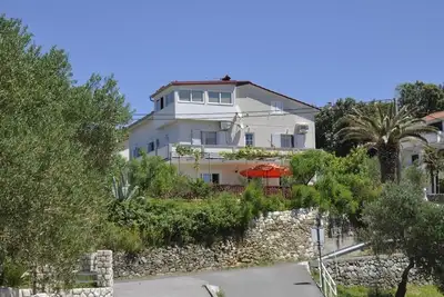 Garçonnière avec le balcon et la vue sur le mer Kampor, Rab (As-5064-b)