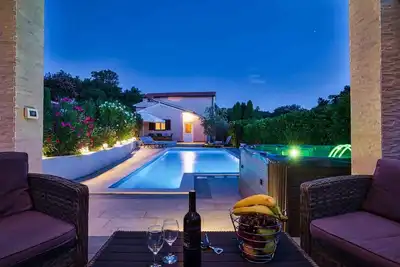 Image de Maison de vacances convenable avec piscine et pour les amateurs de chiens