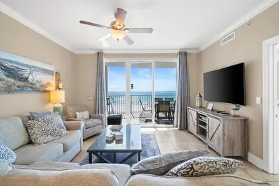 Image de Ce condo face au golfe propose un accès facile à la plage, une piscine partagée et un bain à remous!