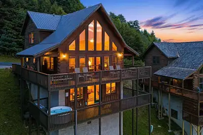 Image de Profitez de la bonne vie sur la montagne! Jacuzzi avec une vue imprenable! Comprend un Biltmore Pass!