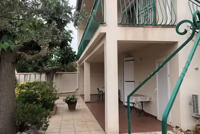 Image de Appartement proche centre Aigues-Mortes, calme, terrasse ombragée, parking fermé.