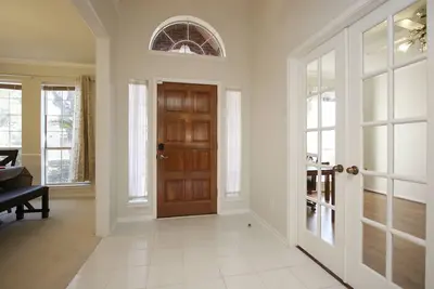 Image de Aduke Villa: Grand et beau à l'intérieur. 3. 13k sq ft 4\/3. 5\/3 garage à clé