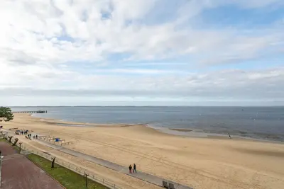 Image de Studio cabine avec balcon, parking privé, accès direct plage, proche centre ville