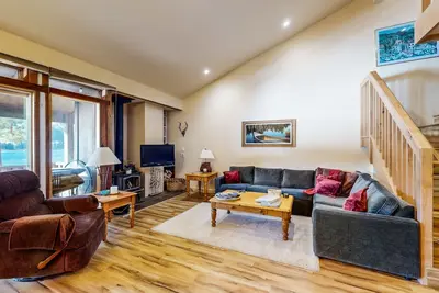 Image de Condo au bord du lac avec vues et accès facile à la ville et aux pistes!