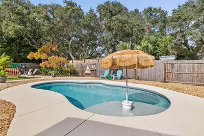 Image de Fin de l'été - Moins de 300 $ - Tiki House - Piscine privée - Panier de golf - Rien de tel!