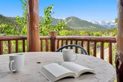Image de Luxueux 4 Br Home avec vue sur la montagne et la rivière, bain à remous, 2 pâtés de maisons des commerces