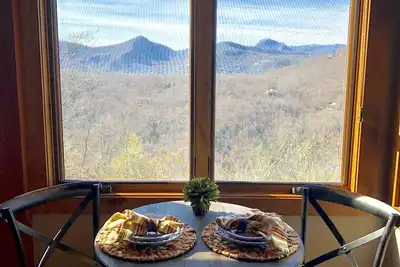 Image de Couples en retraite avec une vue imprenable sur la montagne! !