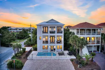 Image de Moins de 1 min de la Plage! Maison de Vacances Avec Piscine Privée à Miramar Beach!