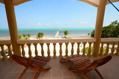 Rustique maison des Caraïbes avec 115 pieds de la plage des Caraïbes Pristine avec 250 'Dock