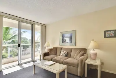 Image de Condo spacieux avec piscine et bain à remous partagés, tennis, accès à la plage de l'autre côté de la rue!