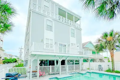 Image de Tropical Rays Ocean View House w / Pool, 2 Grills, & Game Room!