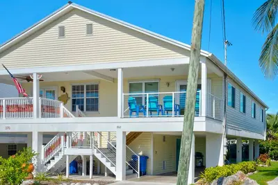 Image de M123 - Cabana Beach Duplex! Juste en face de la piscine et Cabana Beach Club!