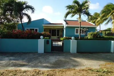 Image de The Merry Milestone, Villa au bord de l'océan dans le lagon espagnol *