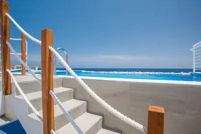 Image de Appartement contemporain avec vue imprenable sur la mer et piscine privée à débordement