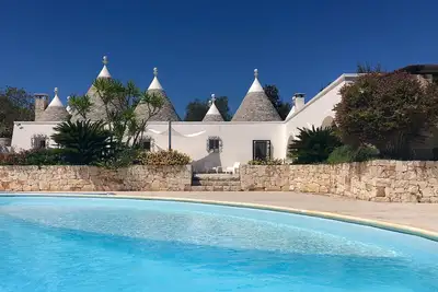 Trullo avec villa avec piscine privée.