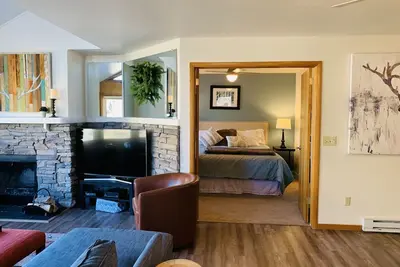 Image de Emplacement incroyable avec vue! Deux lits king \/ deux salles de bain condo EnSuite w \/ Sleeper