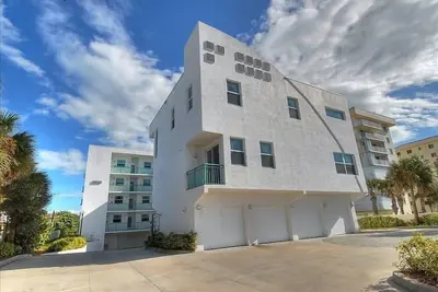 Image de Impressionnant complexe Townhouse Oceanfront à Cocoa Beach