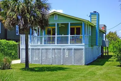 Image de Le Cottage Beach Parfait! Animaux acceptés, quai, terrasse sur le toit!