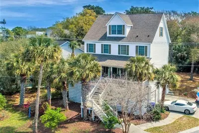 Image de Premier 4 Br sur Folly Beach! Familles seulement! Mobilier de luxe, près de Dntn Folly