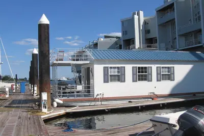 Image de Péniche dans le port de Boston Wifi A \/ C \/ Heat Être bercé